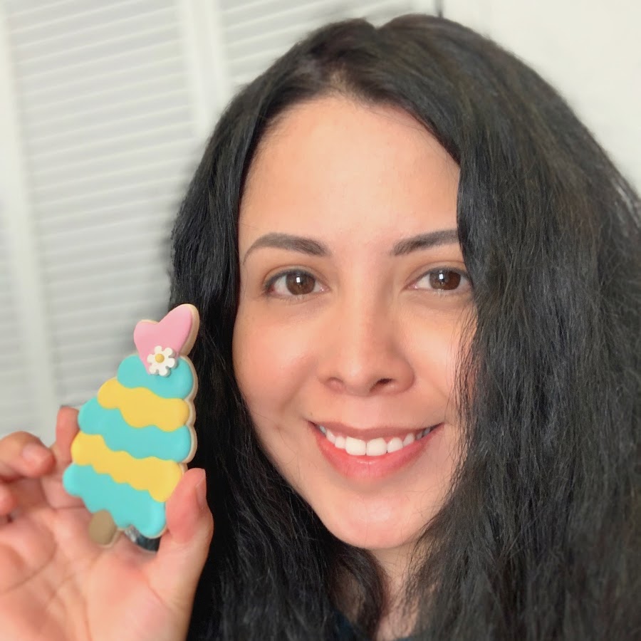 Fabi holding a decorated cookie